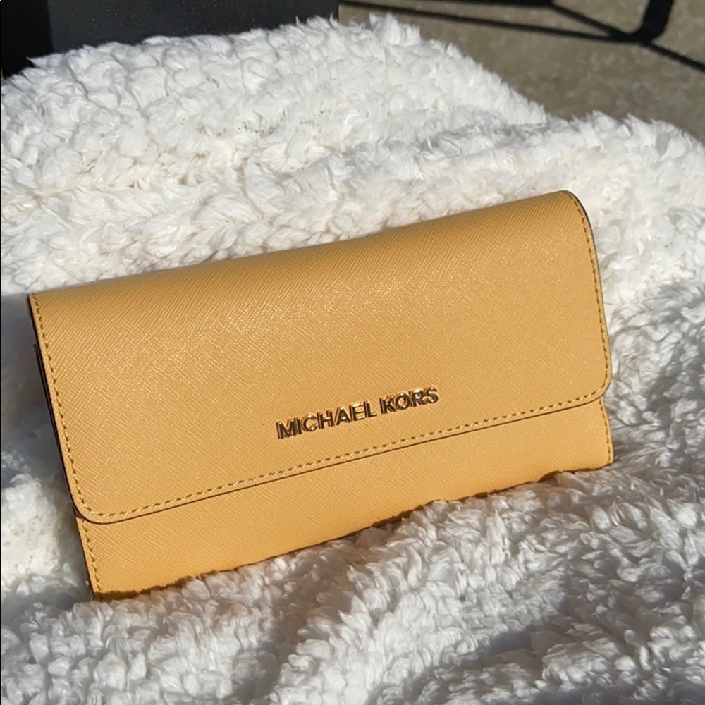 Michael Kors Trifold Wallet used one or two times still in great condition